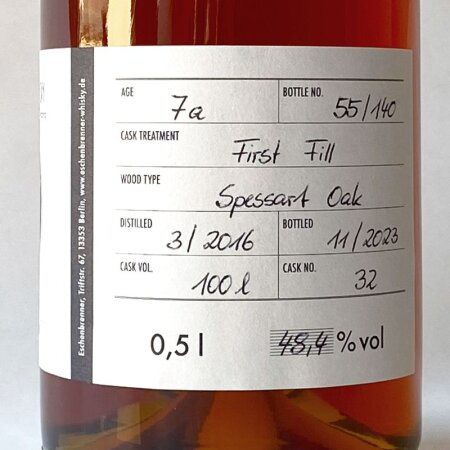 Detailaufnahme des Etiketts mit detaillierten Informationen &uuml;ber den Whisky Elwood von der Manufaktur Eschenbrenner, wie zum Beispiel das Alter, Datum der Abf&uuml;llung, Alkoholgehalt